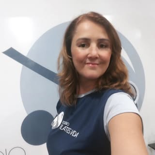 Cilene, fisioterapeuta responsável pelo Estúdio Pilates Vida, no estúdio